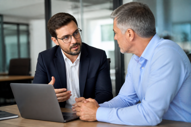 Consultant marketing discutant stratégie avec dirigeant PME