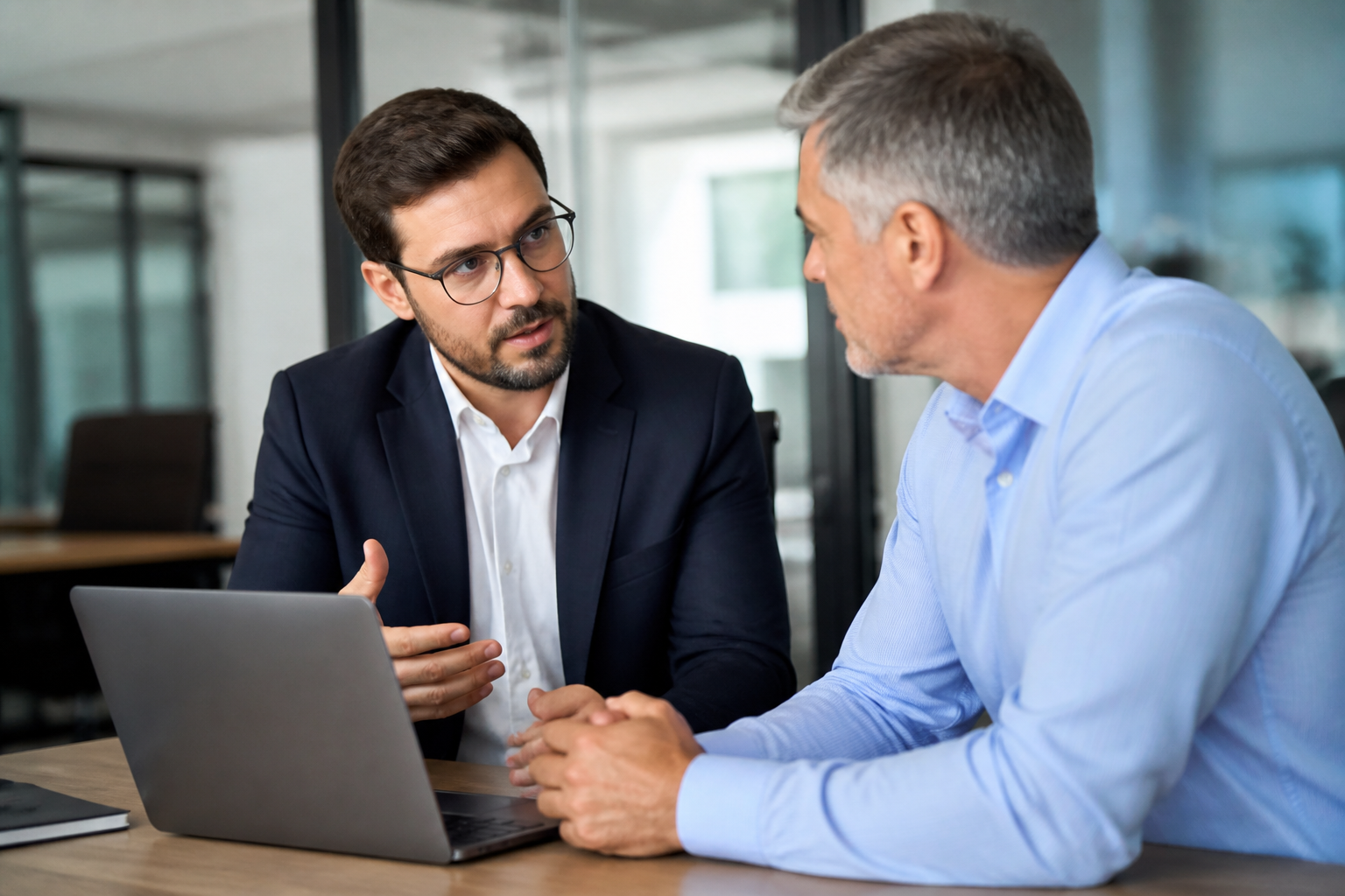 Consultant marketing discutant stratégie avec dirigeant PME