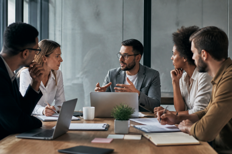 Équipe en réunion pour améliorer la communication en entreprise
