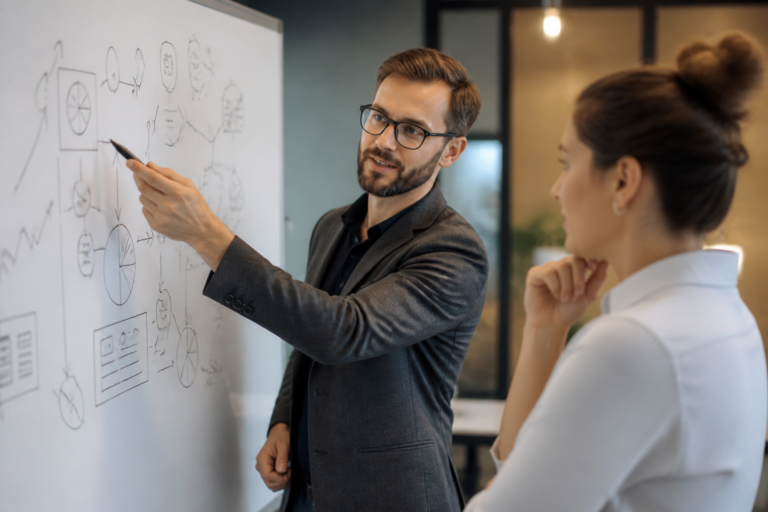 Consultant expliquant un plan de communication marketing à un dirigeant de PME