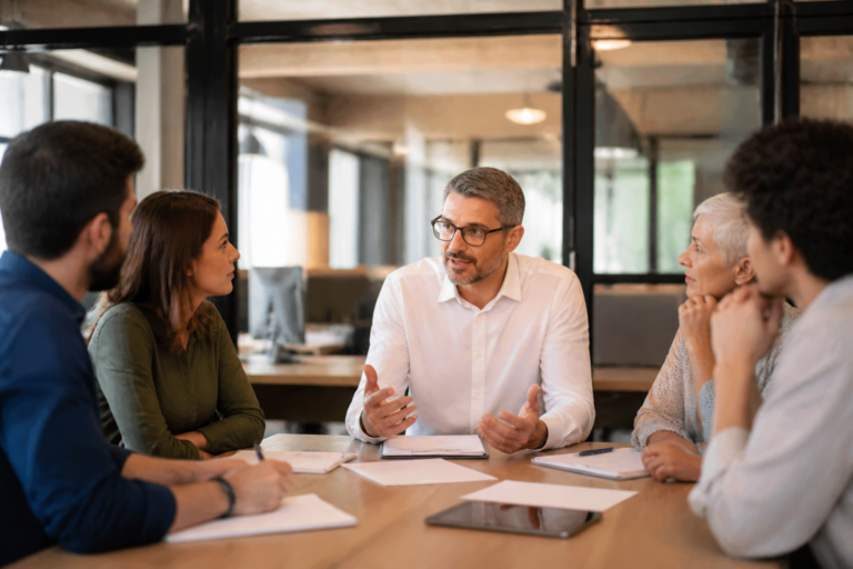 Réunion de dirigeants PME discutant des valeurs d'entreprise