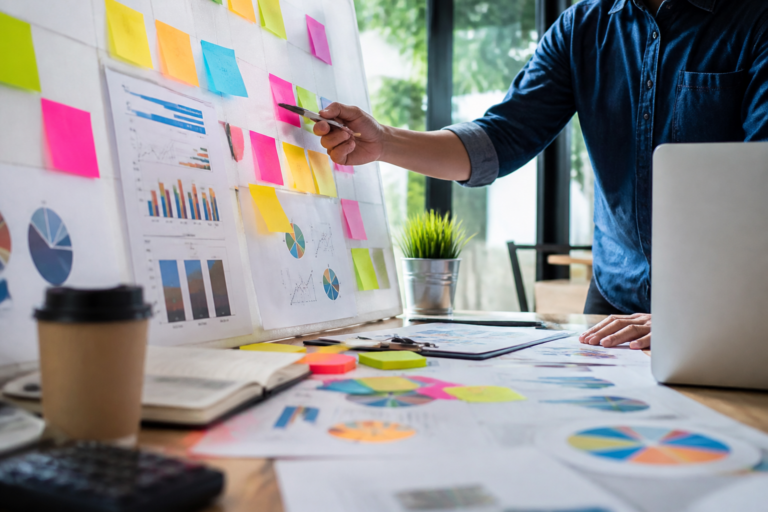 Tableau de planification marketing avec post-it et graphiques