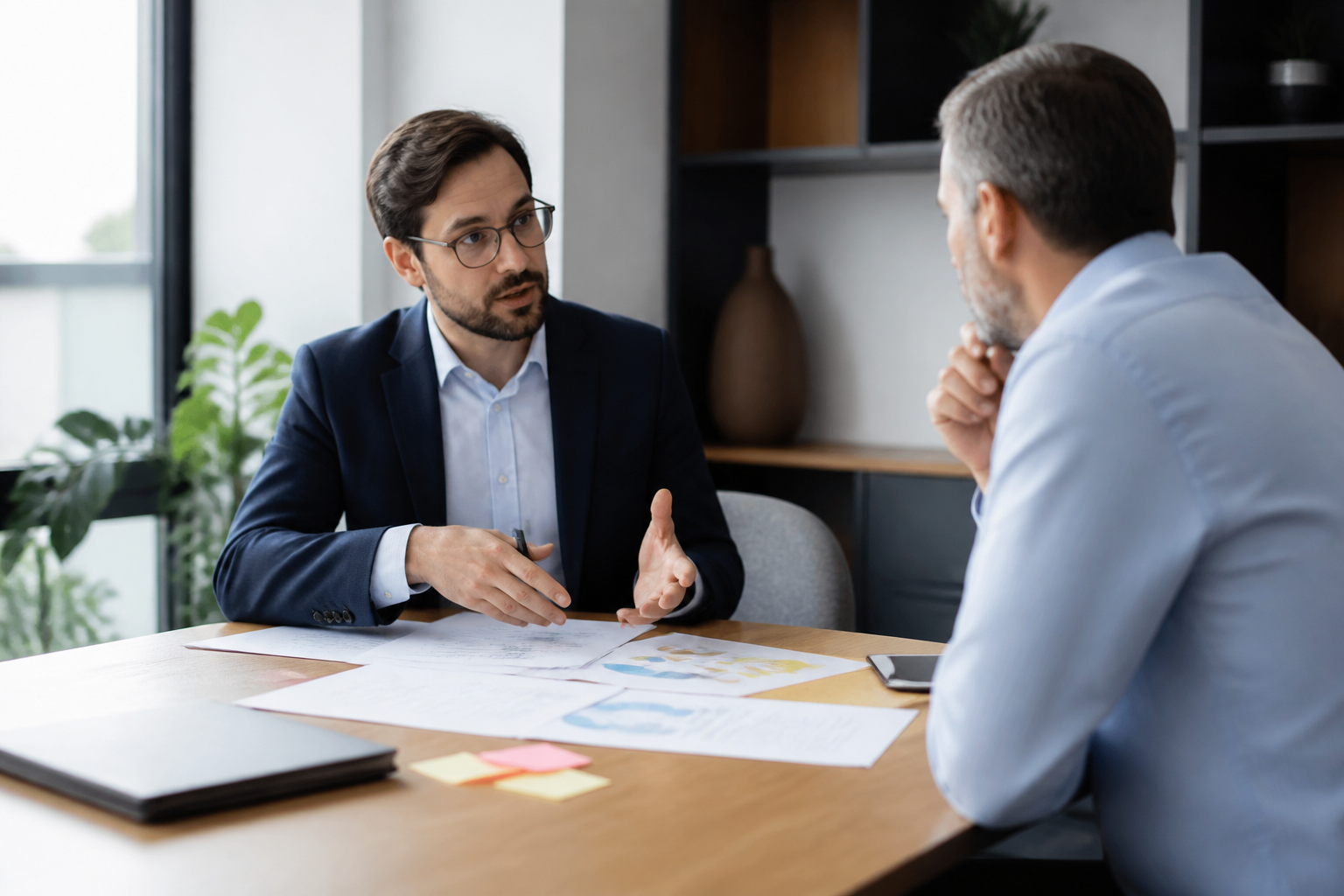 Consultant marketing discutant stratégie de marque ombrelle avec un dirigeant de PME