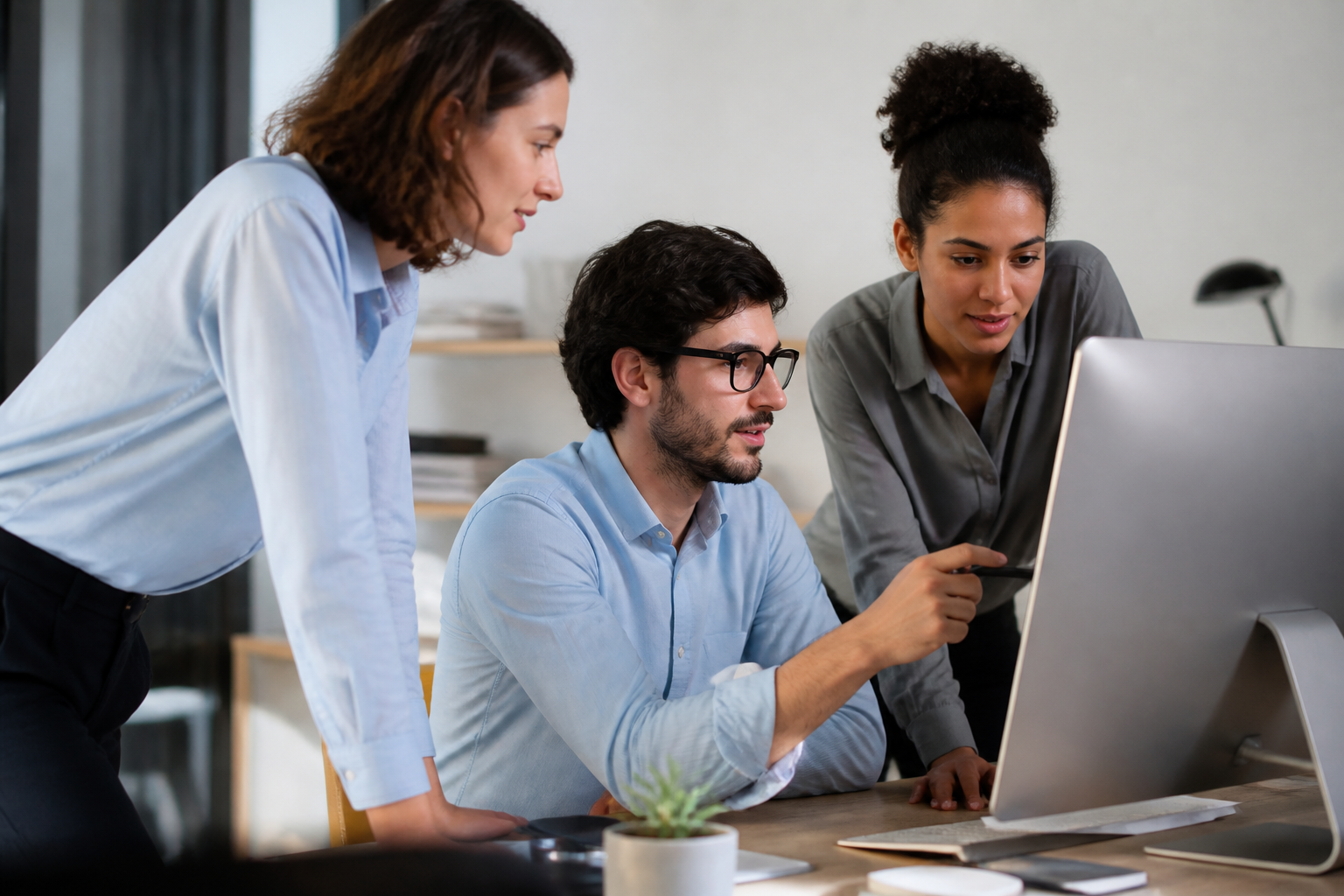 Collaboration d'équipe au sein d'une PME avec communication via messagerie instantanée