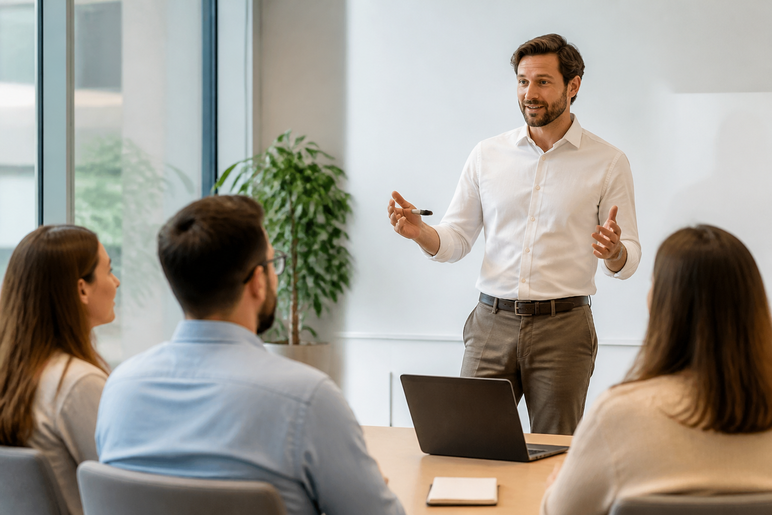 Consultant marketing formant une équipe à la communication efficace