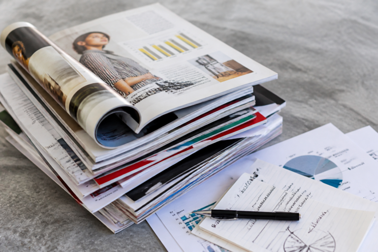 Pile de magazines Stratégies avec éléments marketing visibles